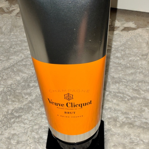 Veuve Clicquot tube of paint champagne case Made in France with Totes. - Picture 14 of 16